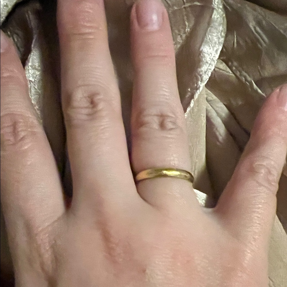 Elegant Gold Band Ring